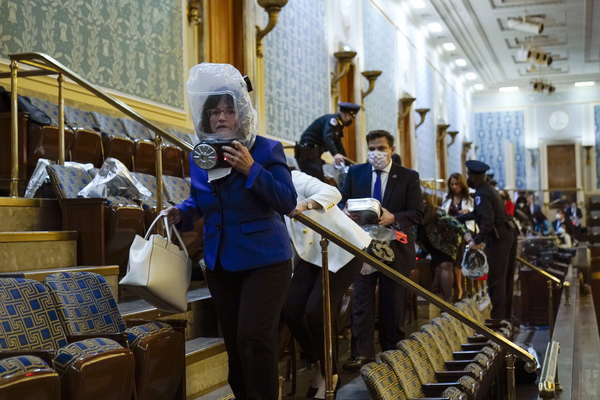 Usa sotto choc, fan di Trump marciano su Capitol Hill. TUTTE LE FOTO E I VIDEO Usa sotto choc, fan di Trump marciano su Capitol Hill. TUTTE LE FOTO E I VIDEO