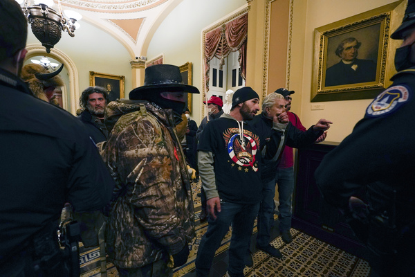 Usa sotto choc, fan di Trump marciano su Capitol Hill. TUTTE LE FOTO E I VIDEO Usa sotto choc, fan di Trump marciano su Capitol Hill. TUTTE LE FOTO E I VIDEO