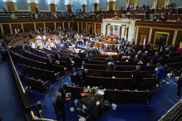 Usa sotto choc, fan di Trump marciano su Capitol Hill. TUTTE LE FOTO E I VIDEO Usa sotto choc, fan di Trump marciano su Capitol Hill. TUTTE LE FOTO E I VIDEO