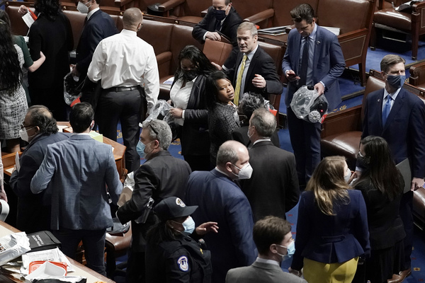 Usa sotto choc, fan di Trump marciano su Capitol Hill. TUTTE LE FOTO E I VIDEO Usa sotto choc, fan di Trump marciano su Capitol Hill. TUTTE LE FOTO E I VIDEO