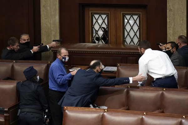 Usa sotto choc, fan di Trump marciano su Capitol Hill. TUTTE LE FOTO E I VIDEO Usa sotto choc, fan di Trump marciano su Capitol Hill. TUTTE LE FOTO E I VIDEO
