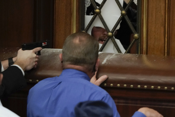 Usa sotto choc, fan di Trump marciano su Capitol Hill. TUTTE LE FOTO E I VIDEO Usa sotto choc, fan di Trump marciano su Capitol Hill. TUTTE LE FOTO E I VIDEO