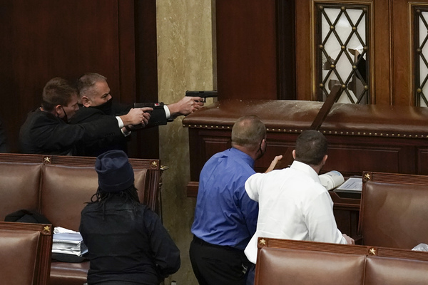 Usa sotto choc, fan di Trump marciano su Capitol Hill. TUTTE LE FOTO E I VIDEO Usa sotto choc, fan di Trump marciano su Capitol Hill. TUTTE LE FOTO E I VIDEO