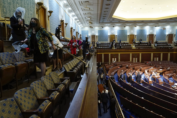 Usa sotto choc, fan di Trump marciano su Capitol Hill. TUTTE LE FOTO E I VIDEO Usa sotto choc, fan di Trump marciano su Capitol Hill. TUTTE LE FOTO E I VIDEO