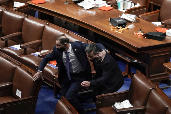 Usa sotto choc, fan di Trump marciano su Capitol Hill. TUTTE LE FOTO E I VIDEO Usa sotto choc, fan di Trump marciano su Capitol Hill. TUTTE LE FOTO E I VIDEO