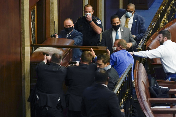 Usa sotto choc, fan di Trump marciano su Capitol Hill. TUTTE LE FOTO E I VIDEO Usa sotto choc, fan di Trump marciano su Capitol Hill. TUTTE LE FOTO E I VIDEO