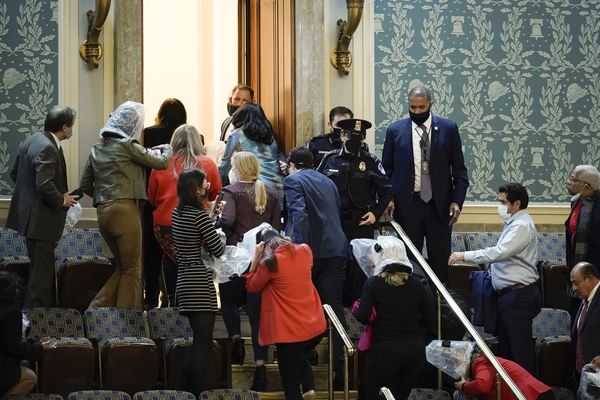 Usa sotto choc, fan di Trump marciano su Capitol Hill. TUTTE LE FOTO E I VIDEO Usa sotto choc, fan di Trump marciano su Capitol Hill. TUTTE LE FOTO E I VIDEO