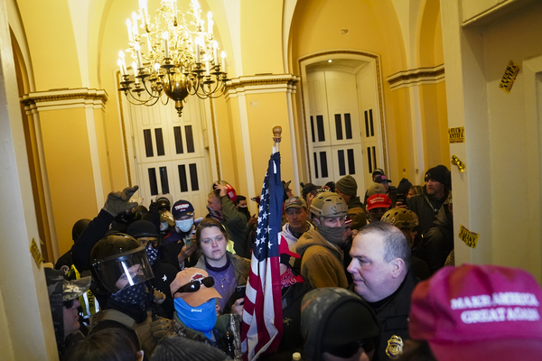 Usa sotto choc, fan di Trump marciano su Capitol Hill. TUTTE LE FOTO E I VIDEO Usa sotto choc, fan di Trump marciano su Capitol Hill. TUTTE LE FOTO E I VIDEO