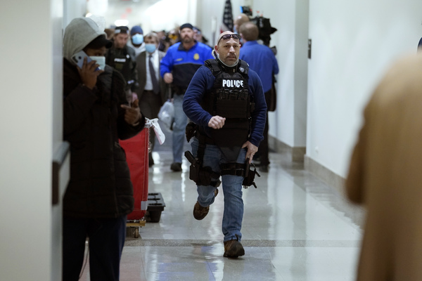 Usa sotto choc, fan di Trump marciano su Capitol Hill. TUTTE LE FOTO E I VIDEO Usa sotto choc, fan di Trump marciano su Capitol Hill. TUTTE LE FOTO E I VIDEO