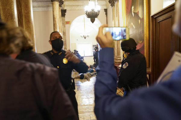 Usa sotto choc, fan di Trump marciano su Capitol Hill. TUTTE LE FOTO E I VIDEO Usa sotto choc, fan di Trump marciano su Capitol Hill. TUTTE LE FOTO E I VIDEO
