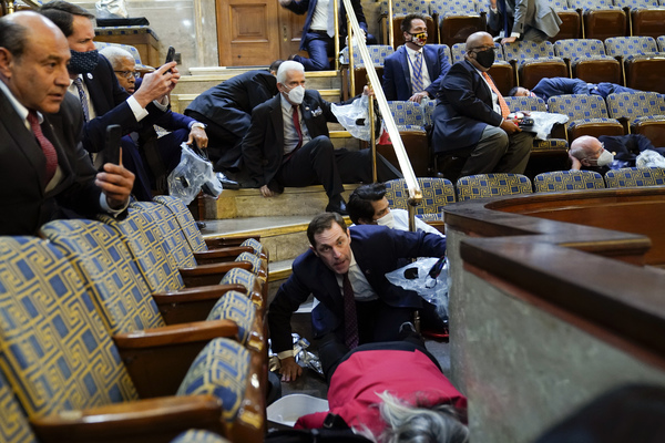 Usa sotto choc, fan di Trump marciano su Capitol Hill. TUTTE LE FOTO E I VIDEO Usa sotto choc, fan di Trump marciano su Capitol Hill. TUTTE LE FOTO E I VIDEO