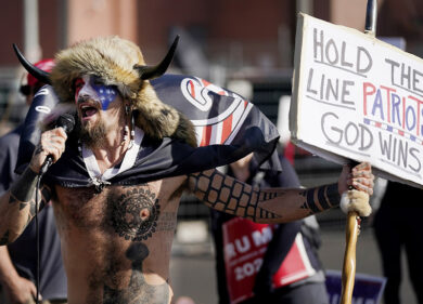 Assalto al Congresso Usa: chi è Jake Angeli, lo sciamano “italiano” di QAnon