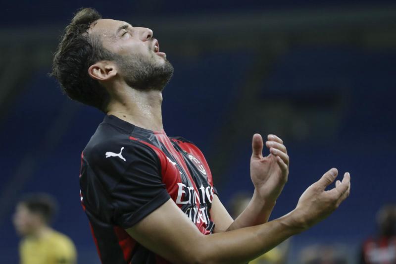 Calhanoglu, caviglia ko e rinnovo di contratto con il Milan lontano Calhanoglu, caviglia ko e rinnovo di contratto con il Milan lontano
