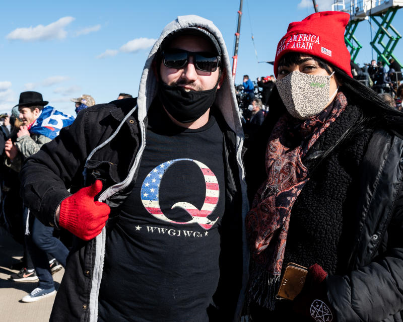 QAnon: cosa dice la teoria complottista già smentita QAnon: cosa dice la teoria complottista già smentita