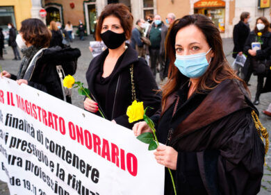 Giudici onorari tornano in piazza: flash mob per chiedere parità coi colleghi