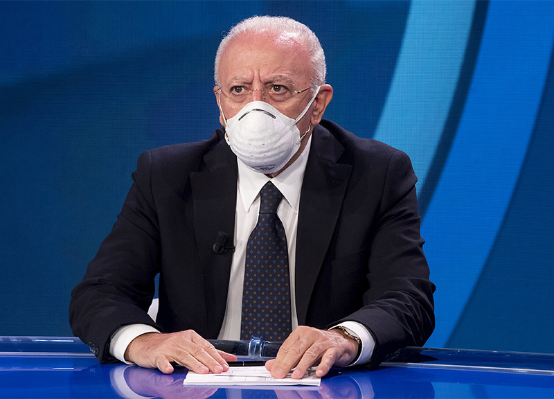 Covid, De Luca: “Mezze misure mandano Italia al manicomio, non condivido linea governo” Covid, De Luca: “Mezze misure mandano Italia al manicomio, non condivido linea governo”