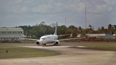 Indonesia, caduto un aereo partito da Giakarta: rottami in mare