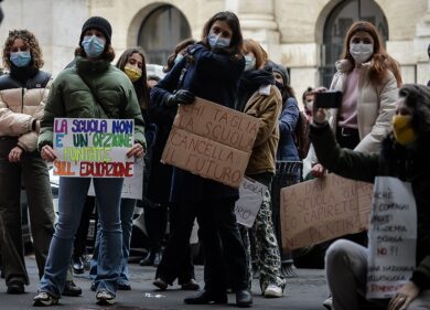 “Sciopero della Dad”: cento studenti davanti a Palazzo Lombardia