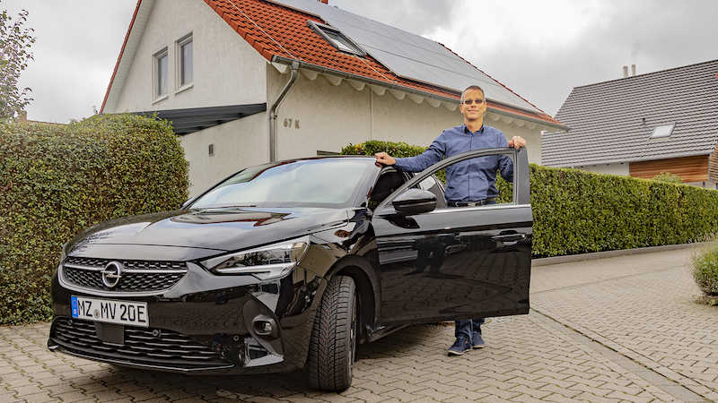 Volker Simon ricarica la sua Opel Corsa-e con l’energia solare Volker Simon ricarica la sua Opel Corsa-e con l’energia solare