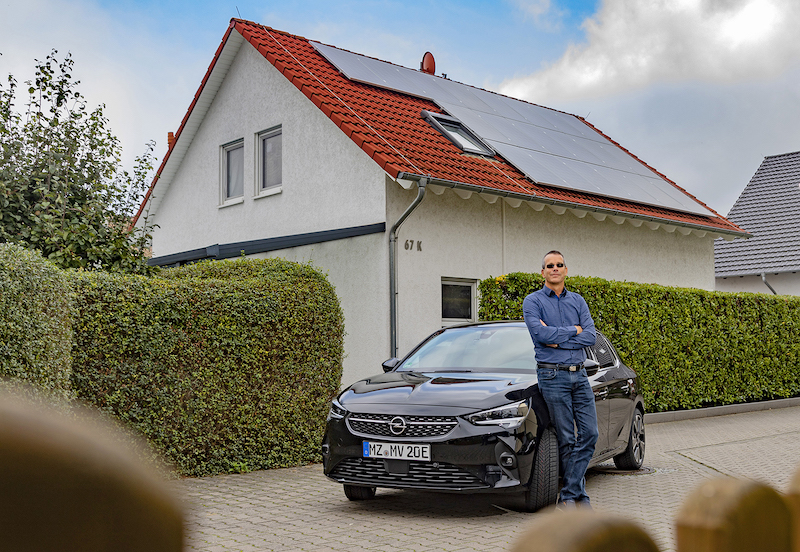 Volker Simon ricarica la sua Opel Corsa-e con l’energia solare Volker Simon ricarica la sua Opel Corsa-e con l’energia solare