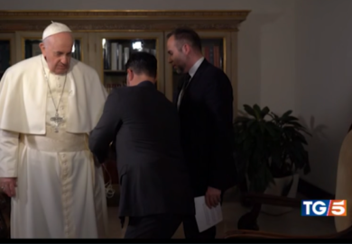 Papa, intervista esclusiva al Tg5 ed è polemica: “Schiaffo alla Rai. Canone..”