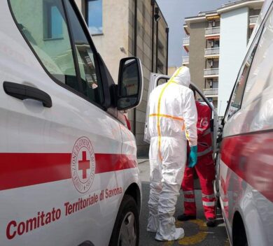 Covid, rischio emergenza vaccinatori. Infermieri disertano il bando di Arcuri