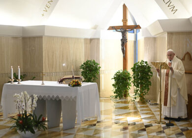 Papa Francesco, svolta epocale. Sì alle donne sull’altare con abiti liturgici
