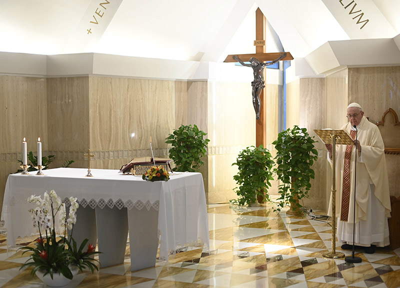 Papa Francesco, svolta epocale. Sì alle donne sull’altare con abiti liturgici Papa Francesco, svolta epocale. Sì alle donne sull’altare con abiti liturgici