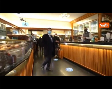 Conte, il caffè al bar e la passeggiata in centro a Roma: come reagiscono i passanti