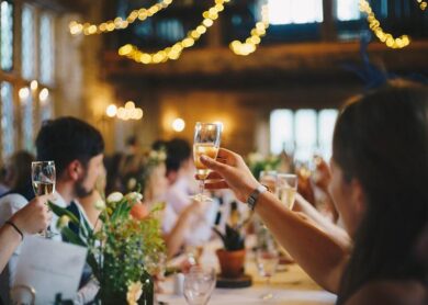 Festa a casa della nonna (che dorme): 17 giovani multati per assembramento