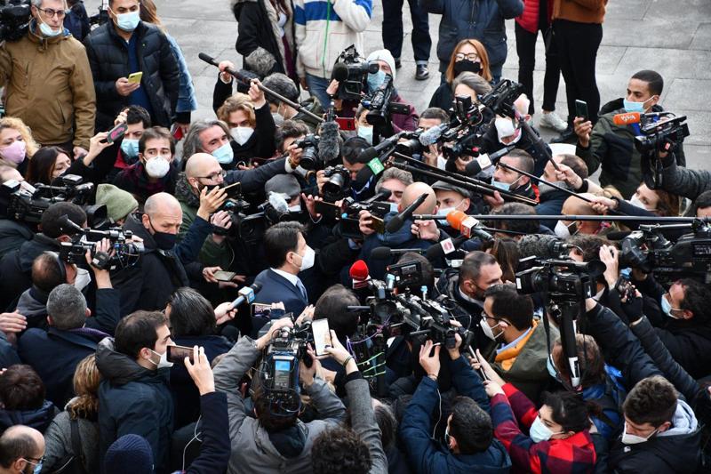 Covid, Meloni: “Il distanziamento sociale? Vale per tutti ma non per Conte” Covid, Meloni: “Il distanziamento sociale? Vale per tutti ma non per Conte”