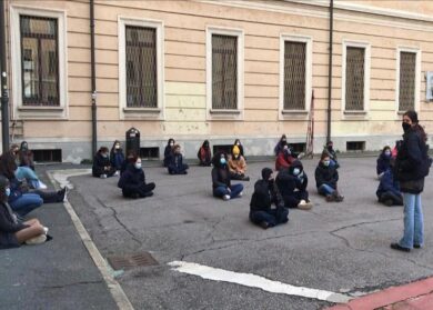 Dad, Manzoni occupato: i prof portano la colazione agli studenti. VIDEO