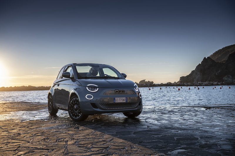 Fiat 500 è “Convertible of the Year” e “Best Small electric car for the city” Fiat 500 è “Convertible of the Year” e “Best Small electric car for the city”