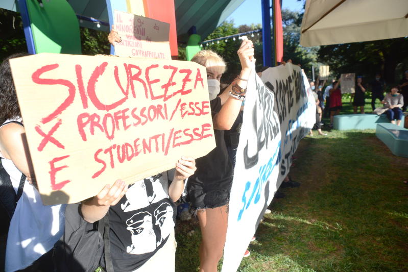 Lombardia, Tar accoglie ricorso contro Dad: “Le scuole possono riaprire” Lombardia, Tar accoglie ricorso contro Dad: “Le scuole possono riaprire”