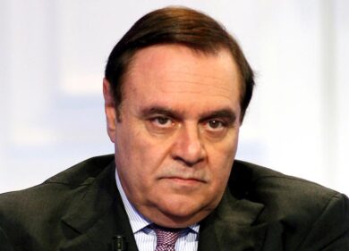 Mastella regista dei ‘responsabili’. “Berlusconi ci pensi, se vuole il Colle”