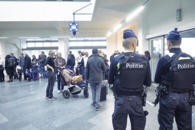 Belgio, muore dopo l’arresto. Violenti scontri, attaccata auto del re