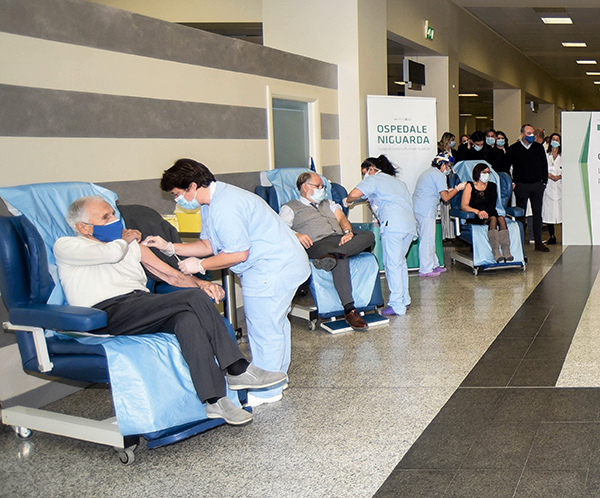 Vaccini, troupe Rai tenta di infiltrarsi tra i medici. Bufera all’Asl Napoli Vaccini, troupe Rai tenta di infiltrarsi tra i medici. Bufera all’Asl Napoli