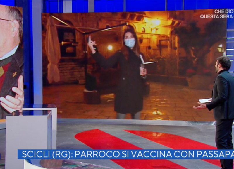Vita in Diretta, la gaffe dell’inviata: fa il dito medio in collegamento tv Vita in Diretta, la gaffe dell’inviata: fa il dito medio in collegamento tv