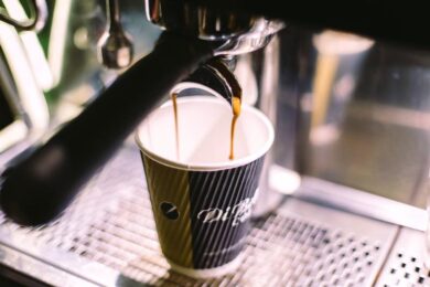 Confcommercio Milano e Fipe: i bar perdono il 50% con lo stop alle 18