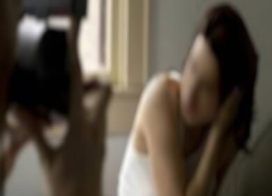 Torino, revenge porn contro maestra . Pm: “Vera e propria gogna scolastica”