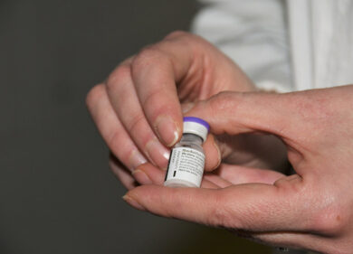Vaccini, problemi già a novembre. E proprio ora i ritardi di Pfizer…