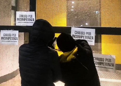 Milano, ingressi bloccati per protesta: blitz notturno all’Ufficio scolastico Milano, ingressi bloccati per protesta: blitz notturno all’Ufficio scolastico