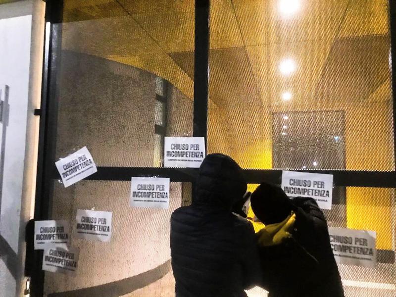 Milano, ingressi bloccati per protesta: blitz notturno all’Ufficio scolastico Milano, ingressi bloccati per protesta: blitz notturno all’Ufficio scolastico