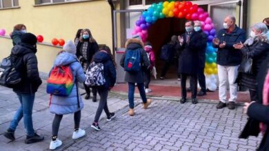 Scuola Pisacane riaperta dopo incendio. Sala e Limonta accolgono i bambini