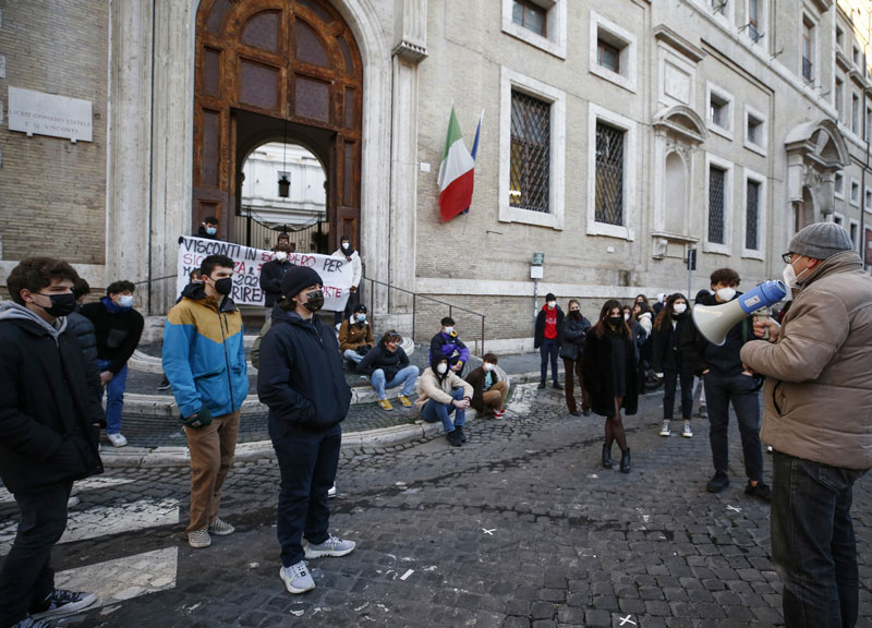 Roma, scuole nella protesta. In piazza i ragazzi di Righi, Visconti e Cavour Roma, scuole nella protesta. In piazza i ragazzi di Righi, Visconti e Cavour