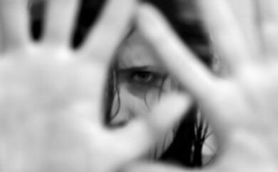 Picchia e minaccia la compagna incinta. Va al corso per violenti, pena al 30%