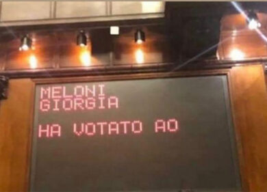 Crisi di governo, mozione di fiducia: Giorgia Meloni vota “Ao”