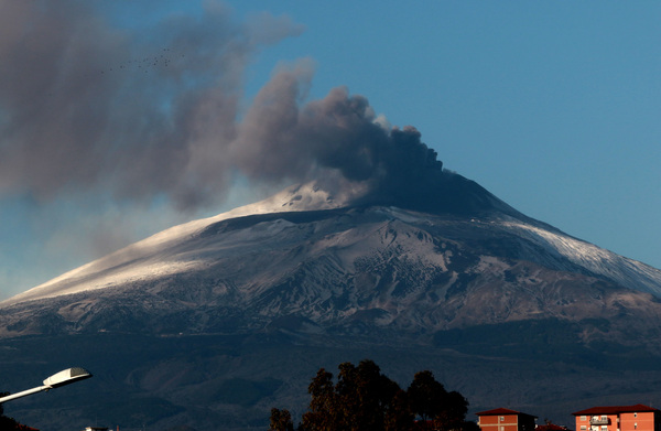 Etna, nuova eruzione dal cratere di sud-est: aumenta anche il tremore Etna, nuova eruzione dal cratere di sud-est: aumenta anche il tremore