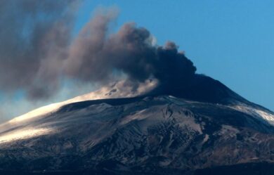 Etna, nuova eruzione dal cratere di sud-est: aumenta anche il tremore