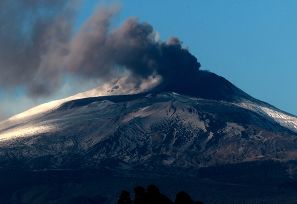 Etna, nuova eruzione dal cratere di sud-est: aumenta anche il tremore Etna, nuova eruzione dal cratere di sud-est: aumenta anche il tremore
